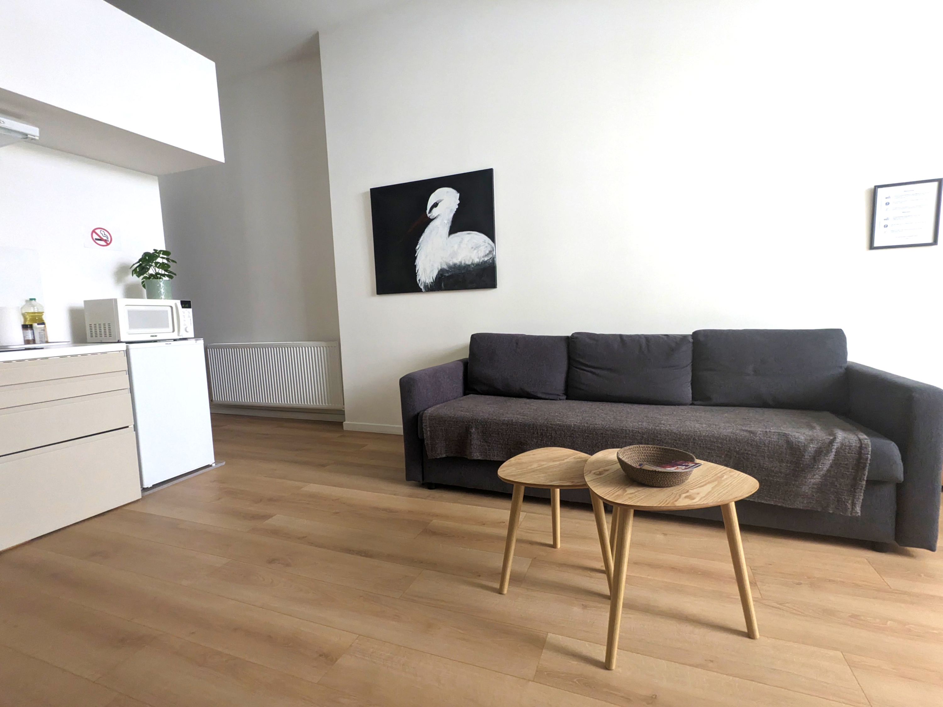 Seating area with sofa and lounge space, Studio Blanc B&B Bordeaux Saint Michel