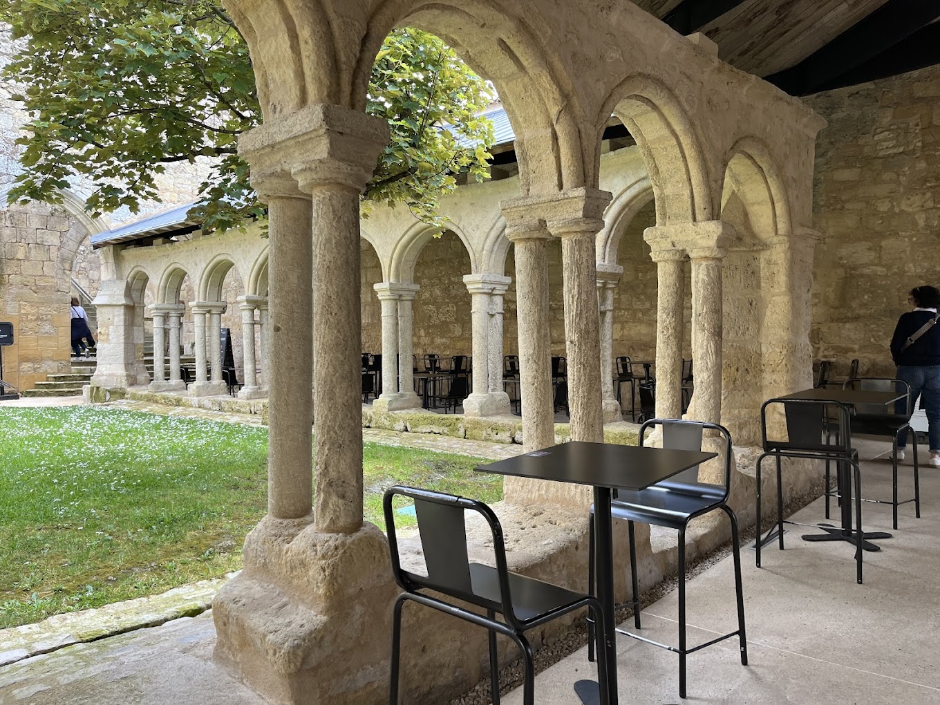 a wine bar in a spectacular setting in Saint-Émilion