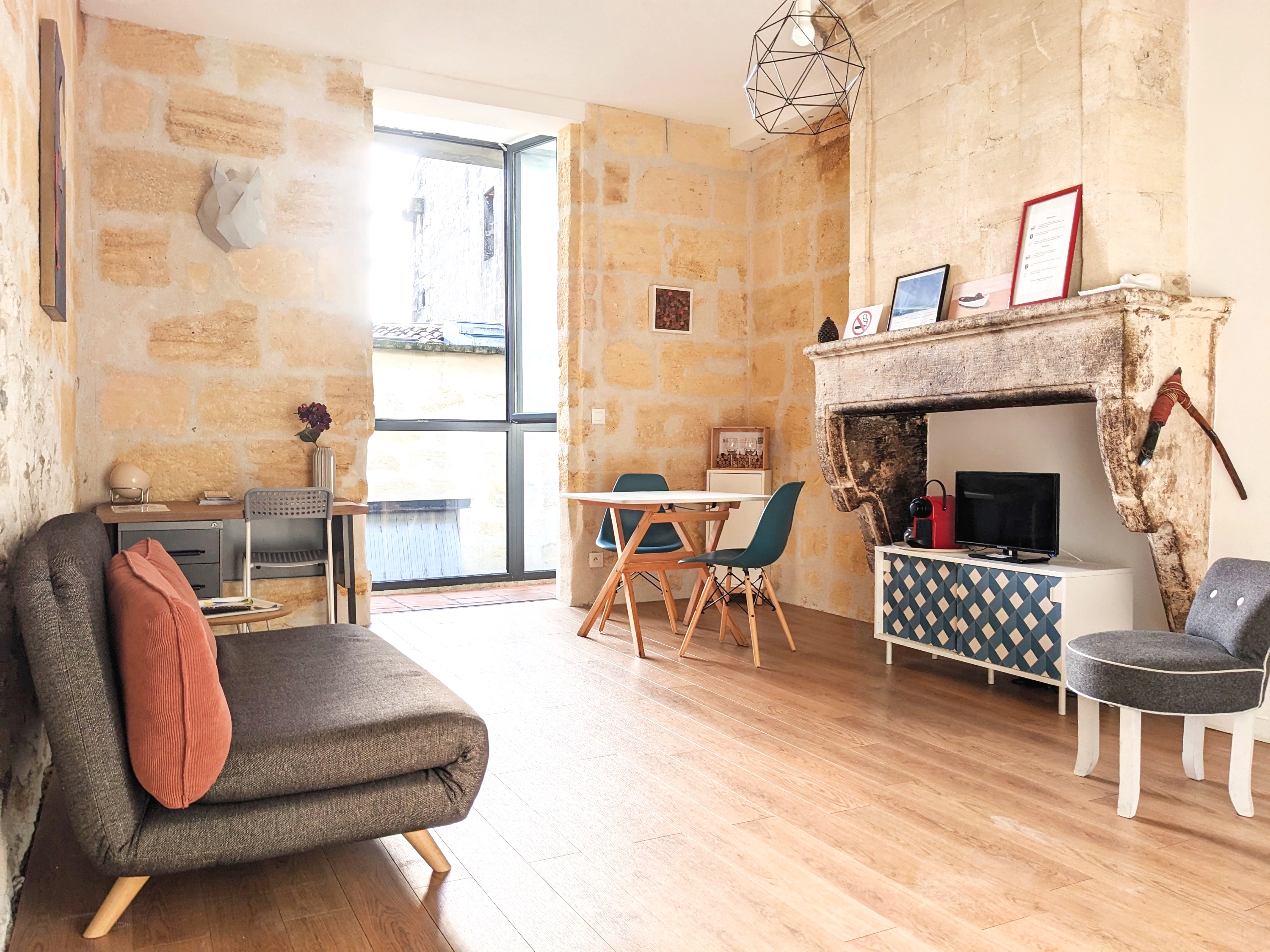 Living room with exposed stone wall, Studio Jaune B&B Bordeaux Saint MichelB&B Bordeaux Saint Michel