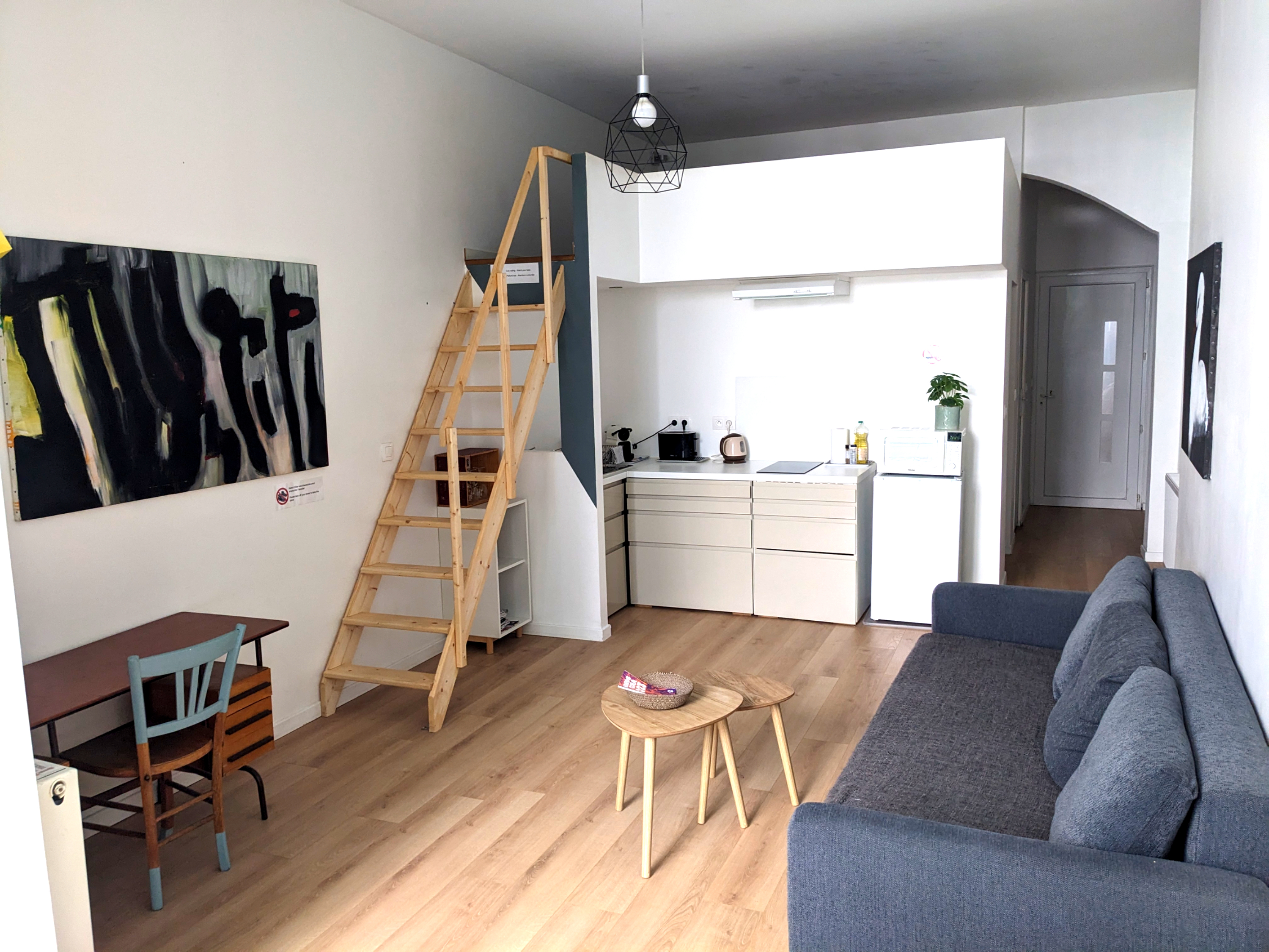 Staircase to mezzanine bed, Studio Blanc B&B Bordeaux Saint MichelaEquipped kitchen and storage, Stu