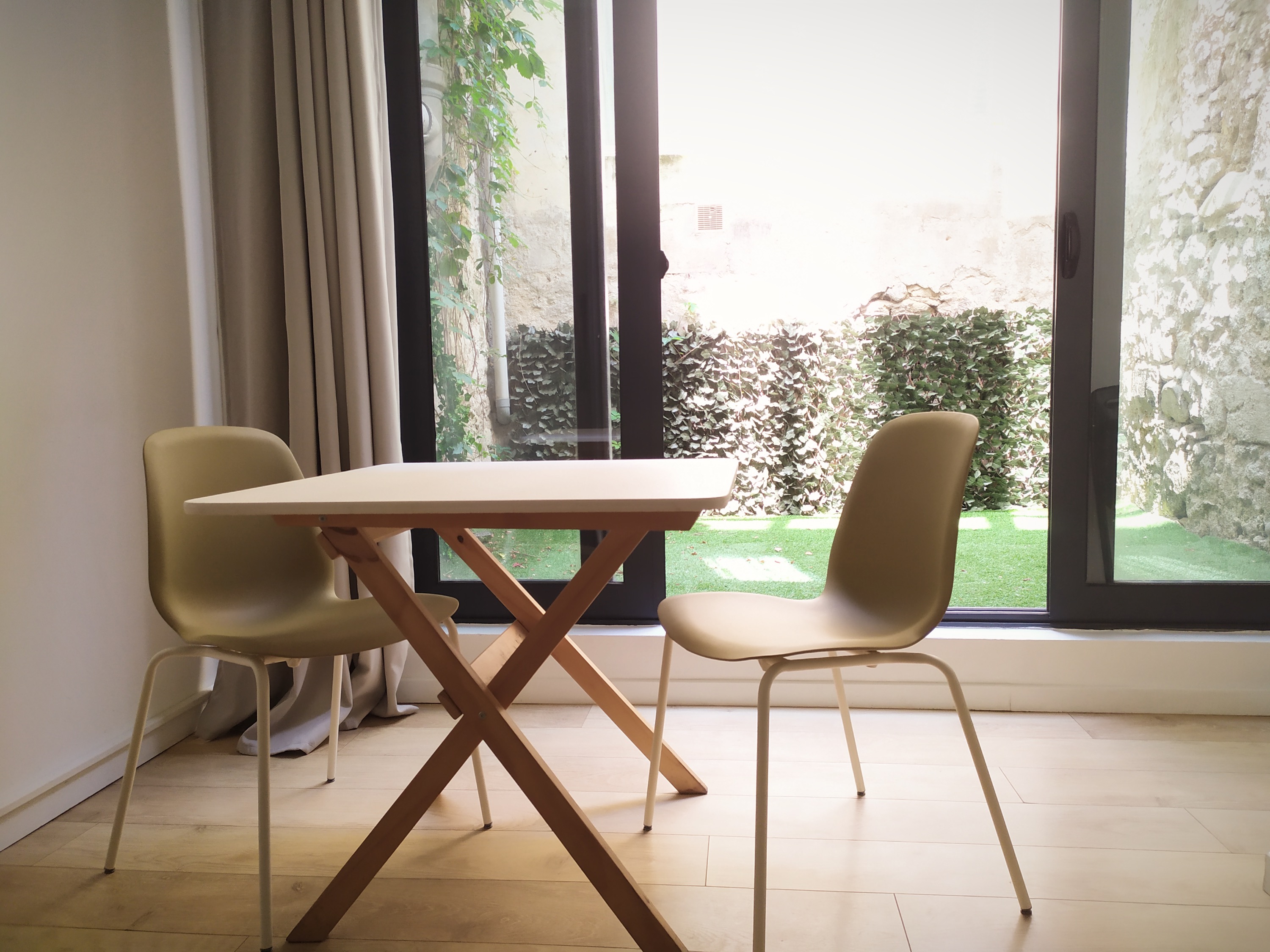 Dining area with wooden table, Studio Blanc B&B Bordeaux Saint Michel