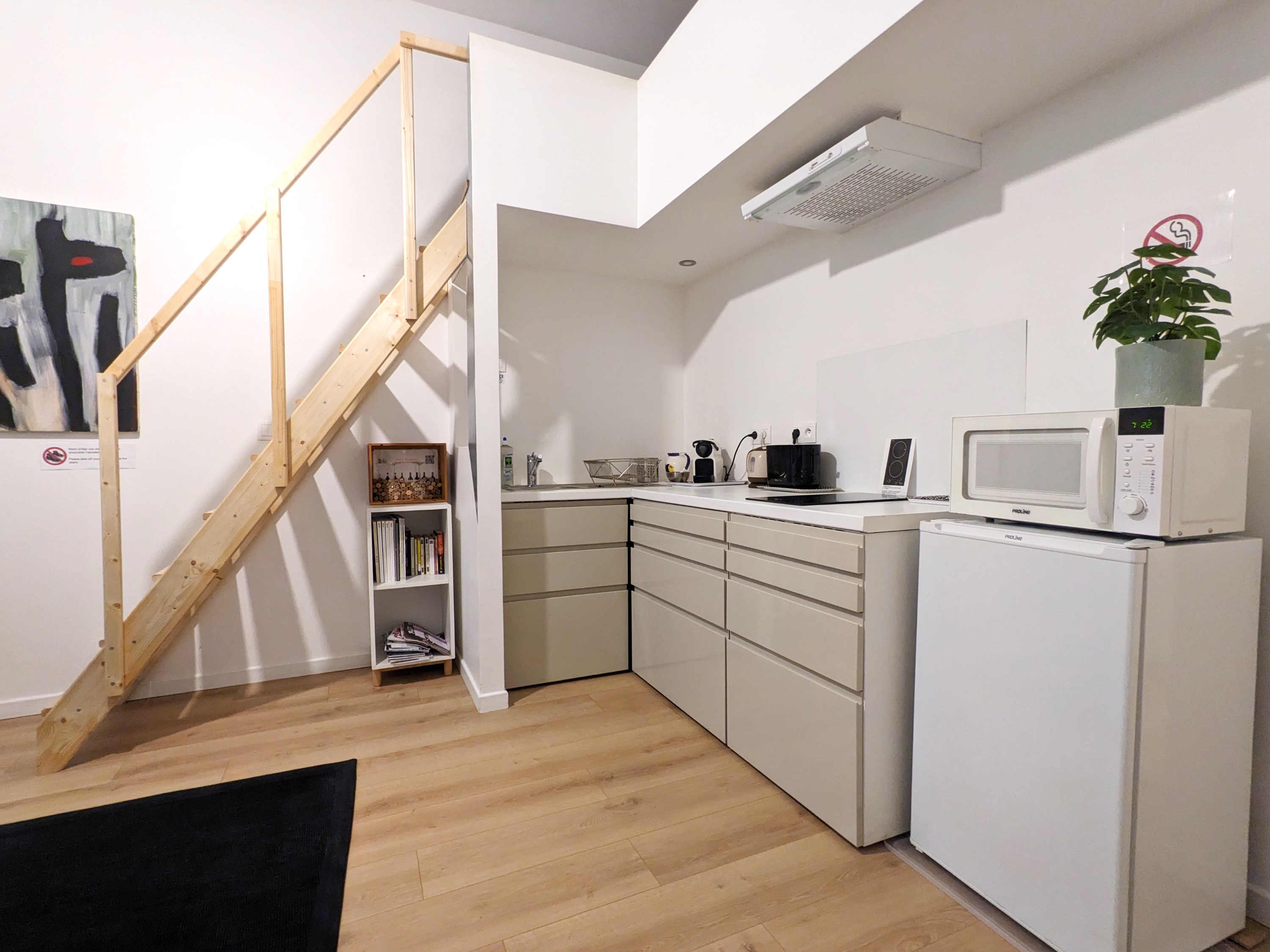 Equipped kitchen and storage, Studio Blanc B&B Bordeaux Saint Micheluipée et rangements, Studio Blan