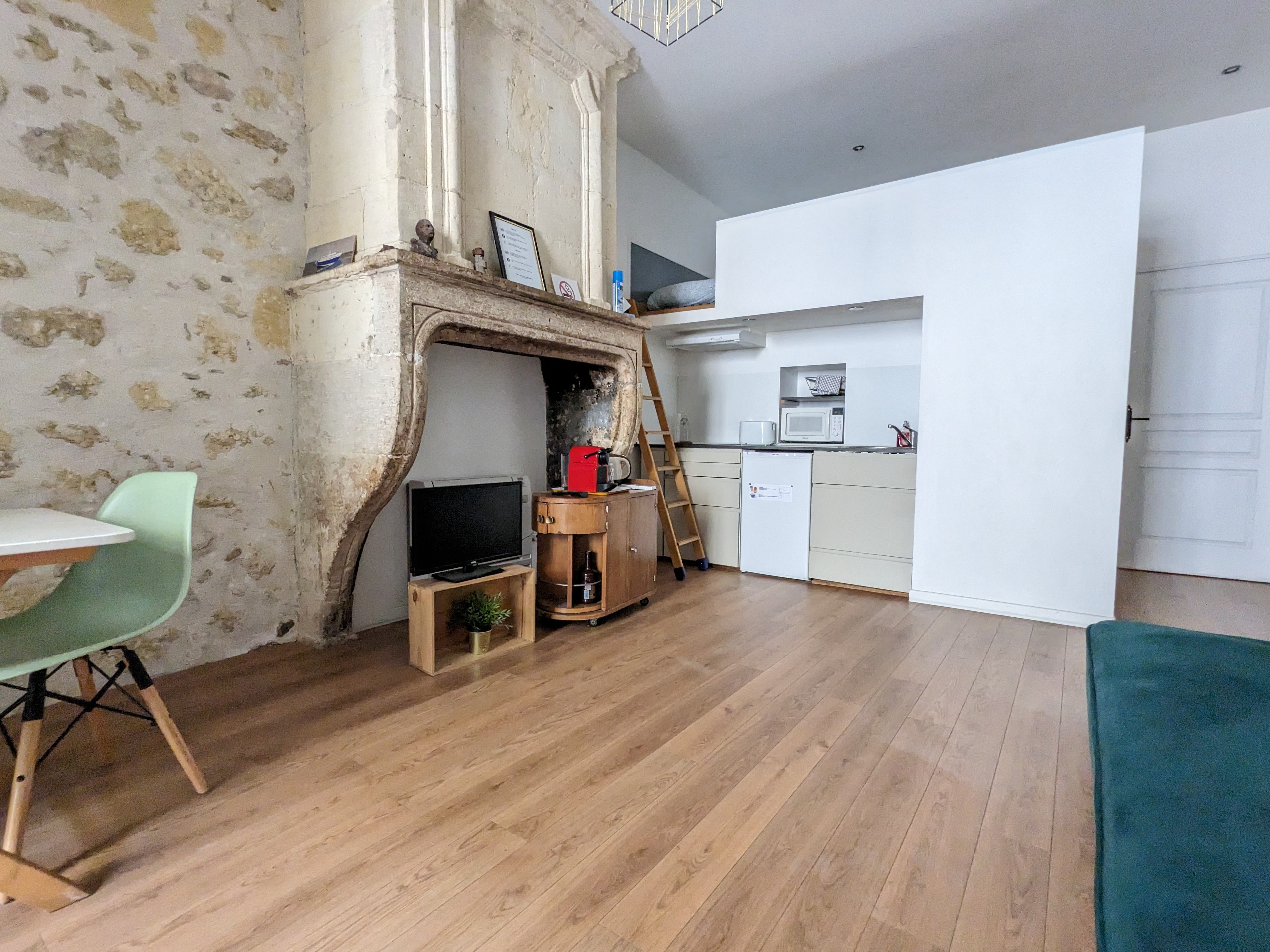 Equipped kitchen and dining area, Studio Bleu B&B Bordeaux Saint Michel