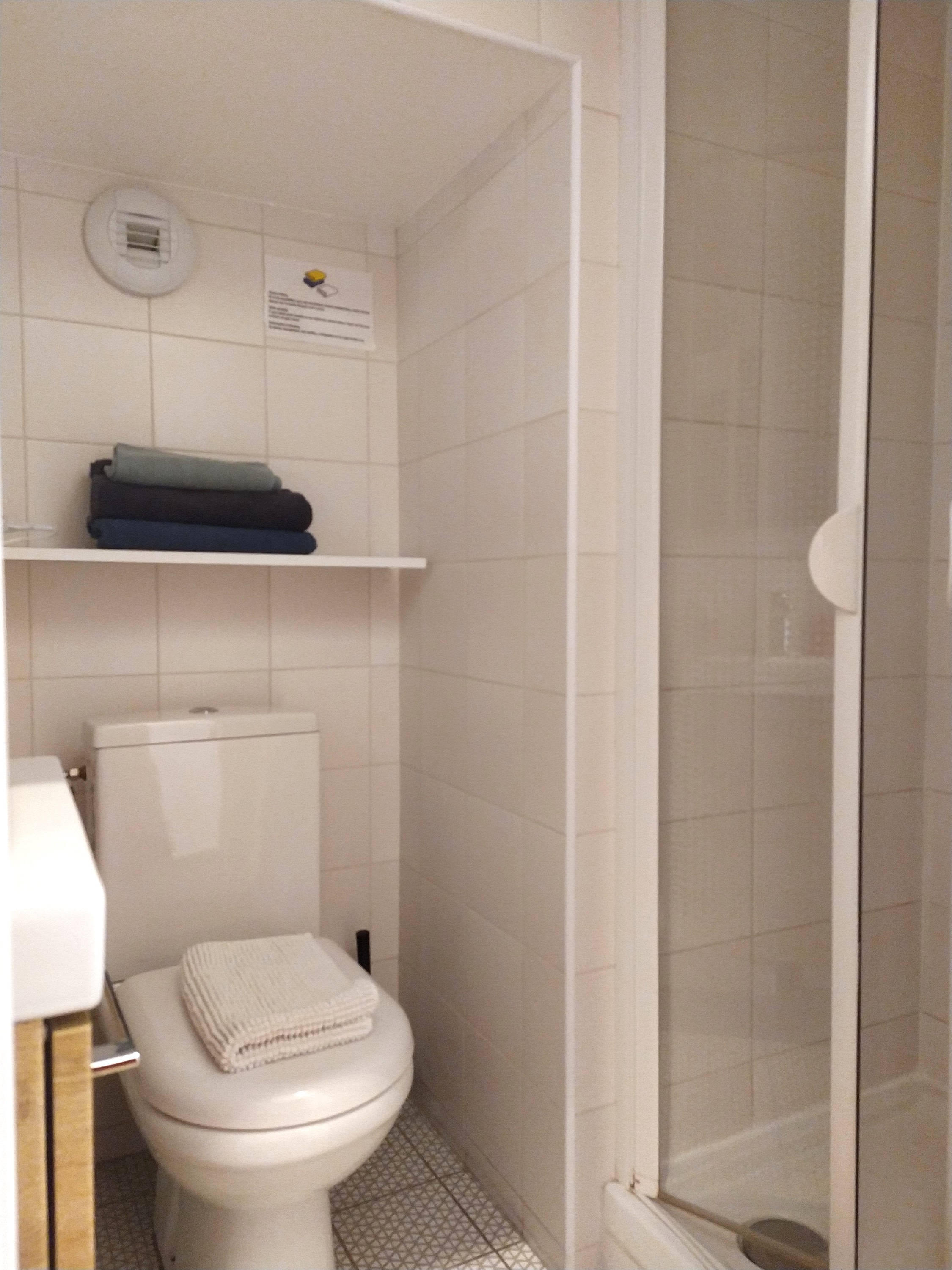 Bathroom with shower, Studio Rouge B&B Bordeaux Saint Michel