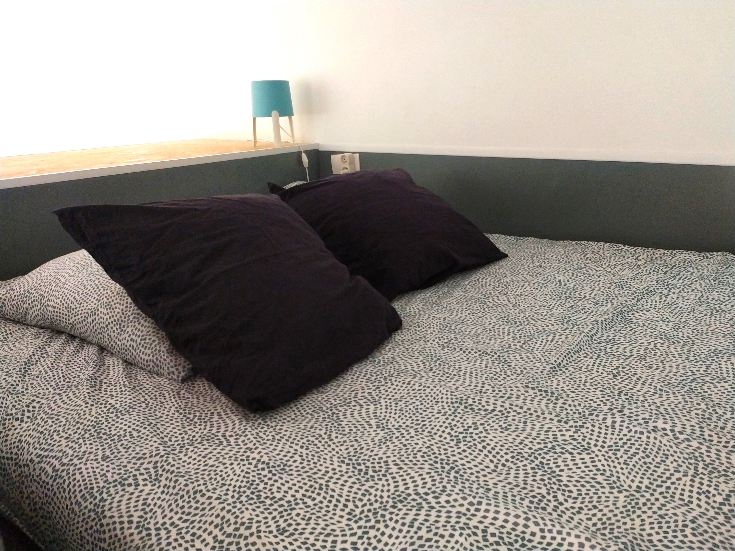 Mezzanine bedroom with double bed, Studio Rouge B&B Bordeaux Saint Michel