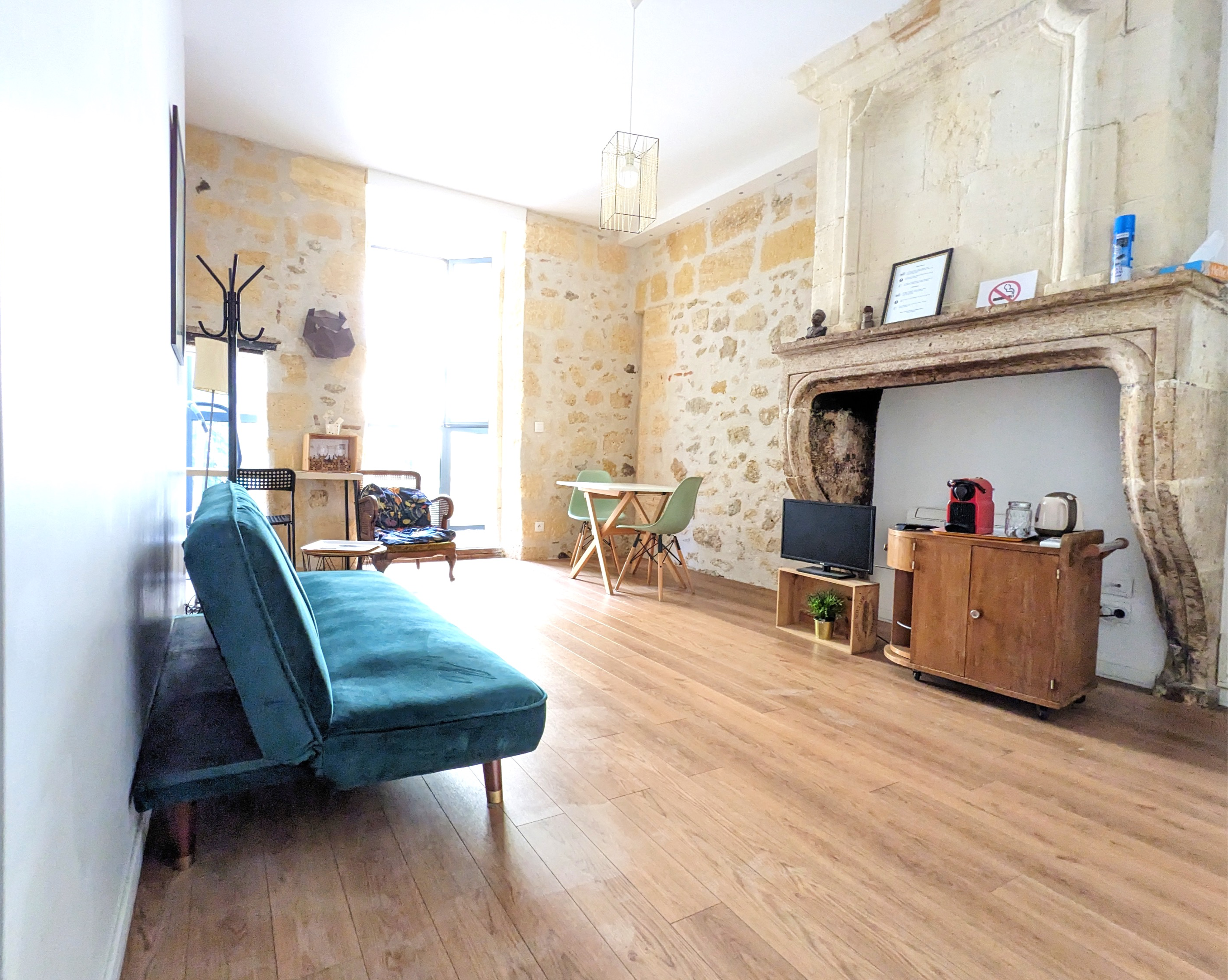 Old fireplace and decoration, Studio Bleu B&B Bordeaux Saint Michel