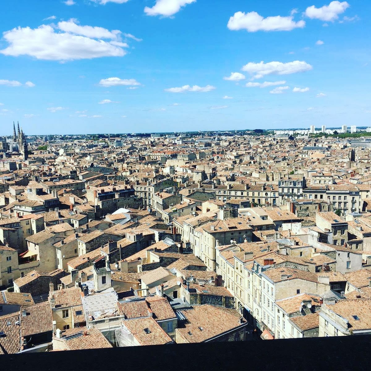 Open view over the rooftops of the Saint-Michel neighbourhood