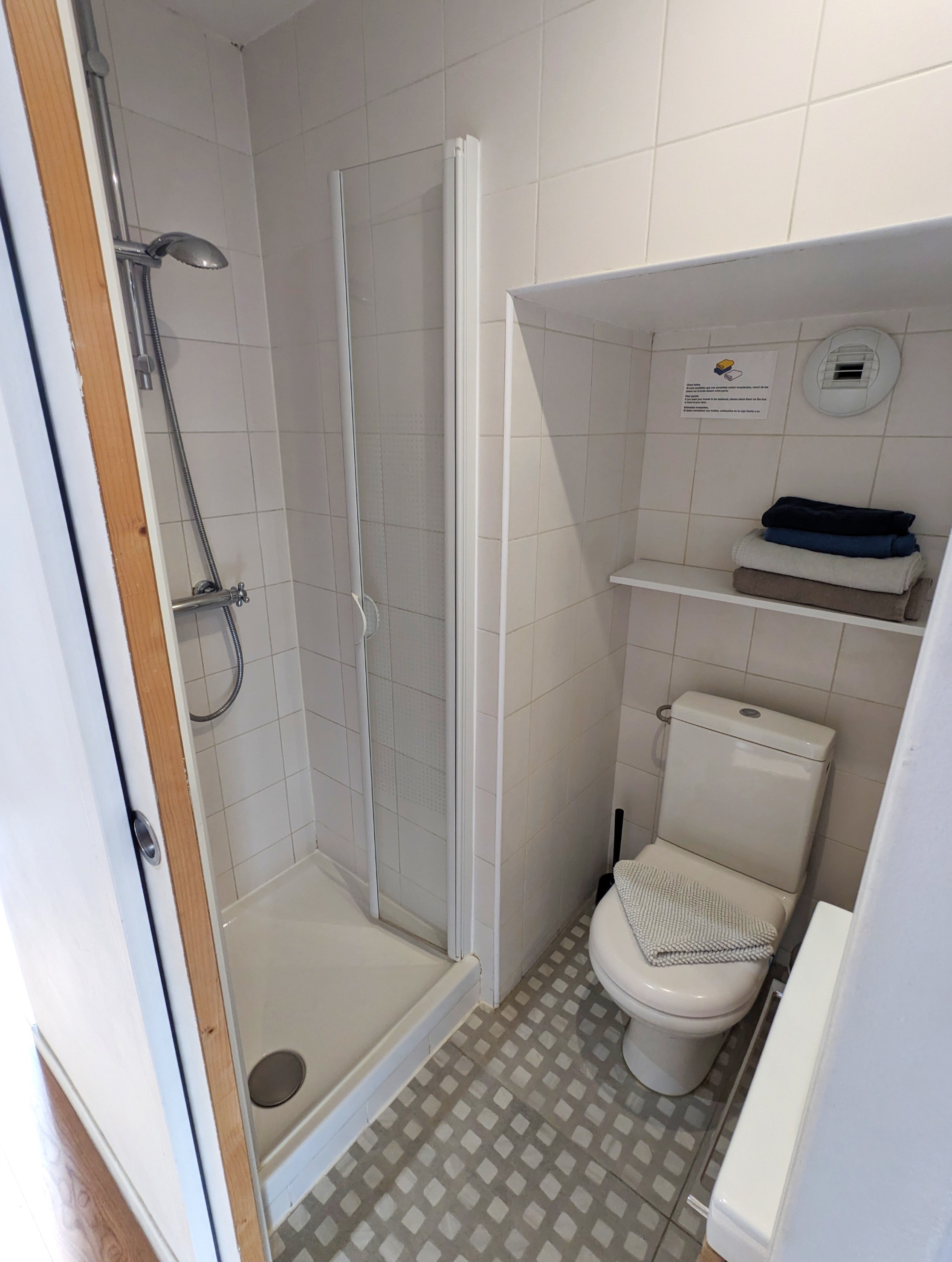 Bathroom with shower, Studio Jaune B&B Bordeaux Saint Michel