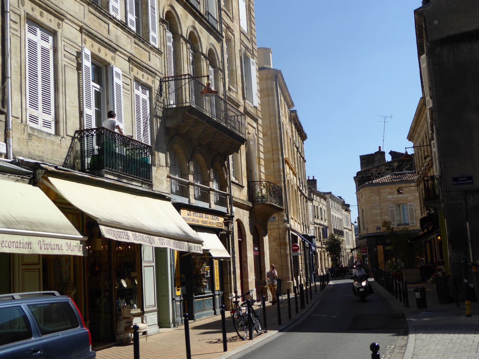 Rue Notre-Dame in the Chartrons district of Bordeaux, with its antique and decoration shops