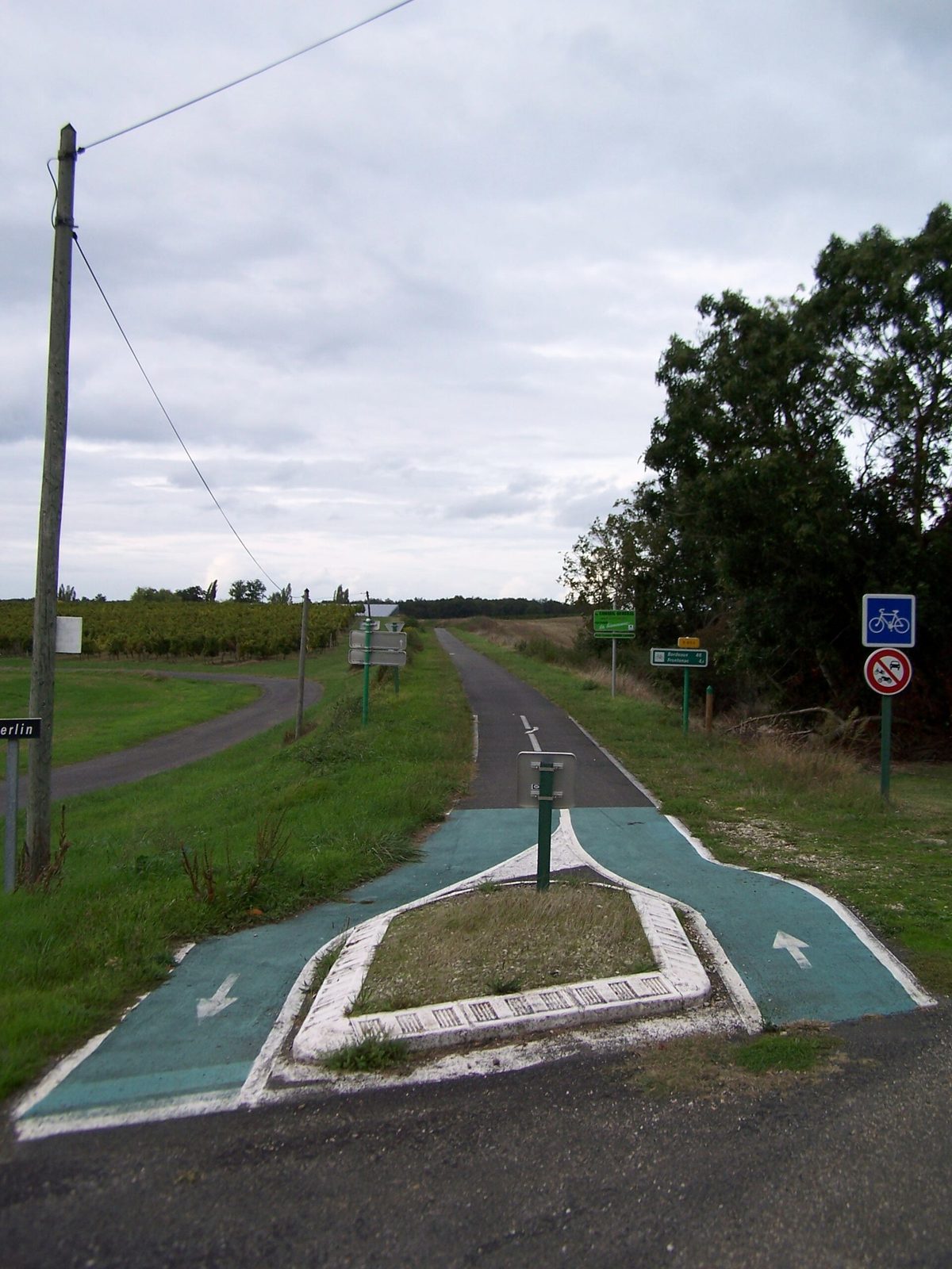 The Roger Lapébie cycling greenway at Martres, Entre-Deux-Mers, Gironde