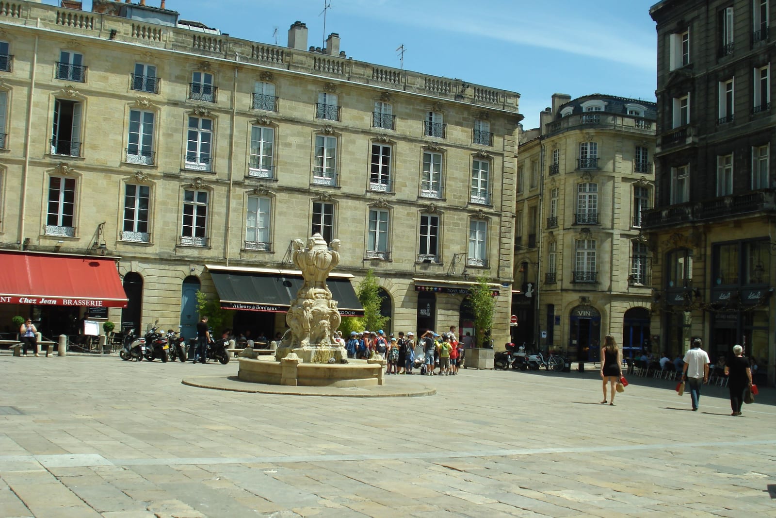 Place du Parlement and the Saint-Pierre district in Bordeaux